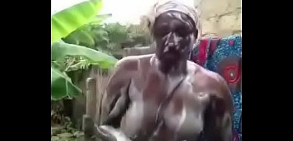  femme africaine se lave devant sa cam